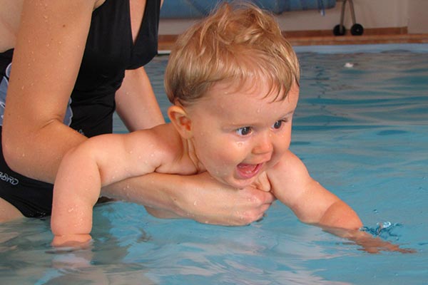 Baby schwimmt bei Pro Train Sports Academy - Fortbildung Kursleiter