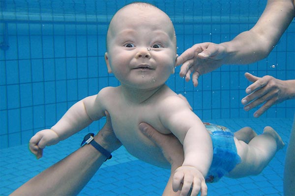 Baby schwimmt bei Pro Train Sports Academy